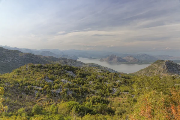 Montanhas em torno do lago Skadar em Montenegro — Fotografia de Stock