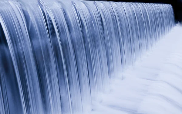 Cascada de agua que fluye por un láser — Foto de Stock