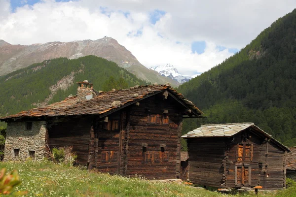 Μαραμένα τα ξύλινα σπίτια στα βουνά — Φωτογραφία Αρχείου