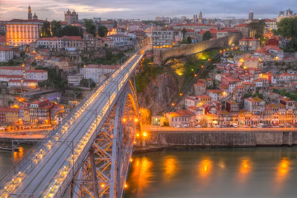 Порто і міст уночі, Португалія — стокове фото