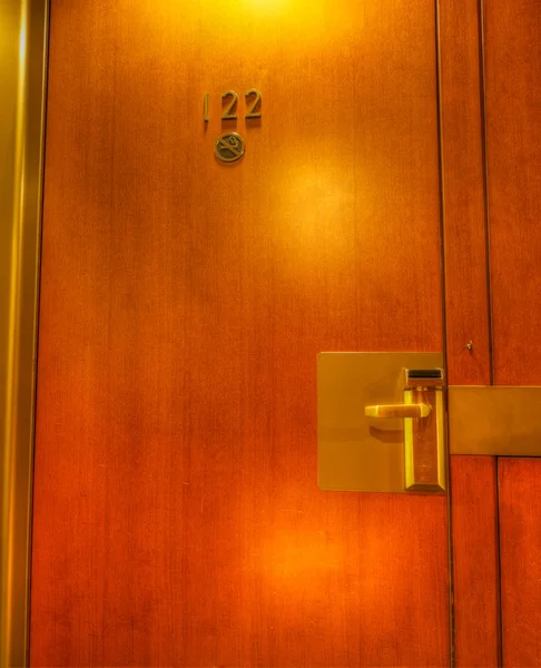 黄铜和木酒店房间门 — 图库照片