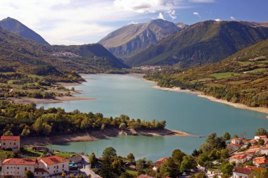 bir göl kenarında güzel dağ kasabası