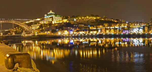 Готель Vila нова-де-Гая вночі навпроти порту, Португалія — стокове фото
