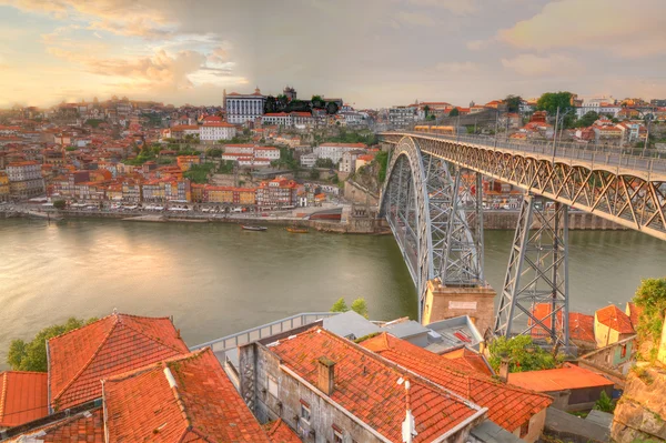 포르투갈 포르토 상공에 있는 다리 돔 루이스 — 스톡 사진