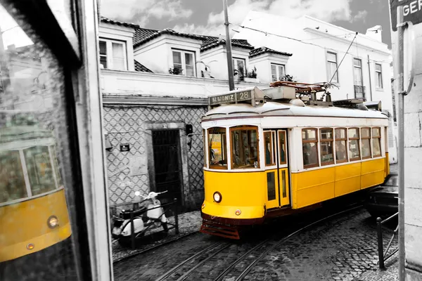 Eléctrico amarelo clássico histórico de Lisboa, Portugal — Fotografia de Stock