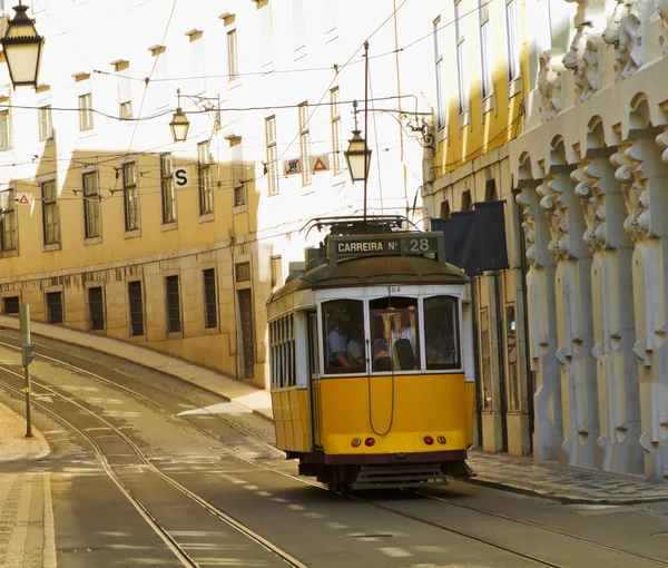 Klasické žluté tramvaje Lisabon, Portugalsko — Stock fotografie