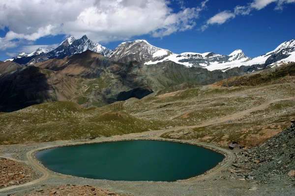 Alplerdeki göl — Stok fotoğraf