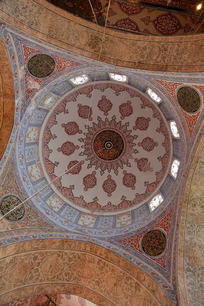 Versierd plafond van blauwe moskee — Stockfoto