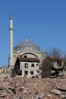 İnşaat atıkları tarafından çevrili Camii