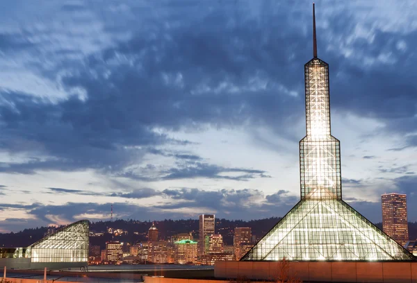 Portland oregon kongresszentrum beleuchtet abend — Stockfoto