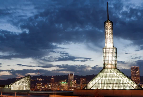 Portland oregon kongresszentrum beleuchtet abend — Stockfoto