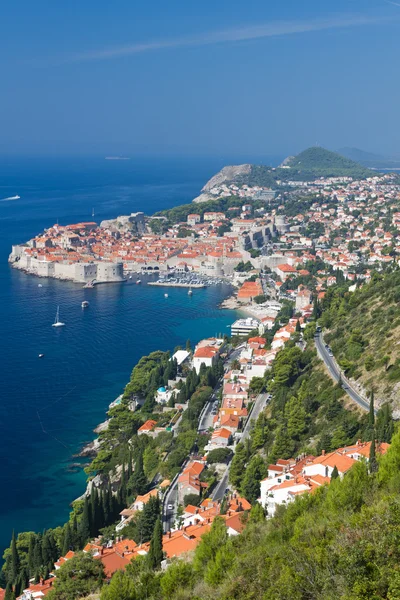 Oude stad van dubrovnik met het omringende gebied aan de zee, Kroatië — Stockfoto