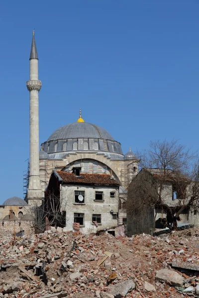 Мечеть в окружении строительных отходов — стоковое фото