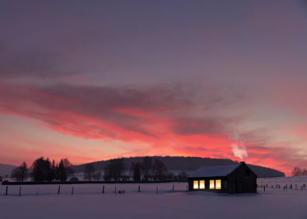 Будинок взимку на заході сонця — стокове фото