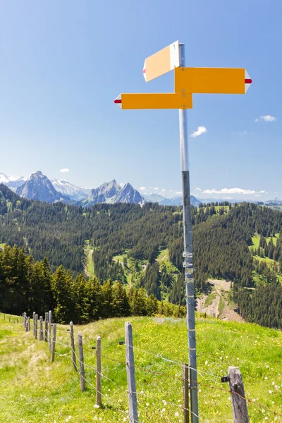 Hiking signpost conceito de montanha — Fotografia de Stock