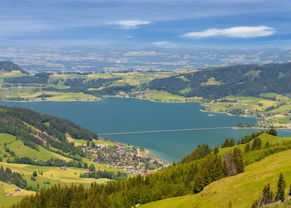 Swiss alpine ορεινό τοπίο με λίμνη και μικρή πόλη — Φωτογραφία Αρχείου
