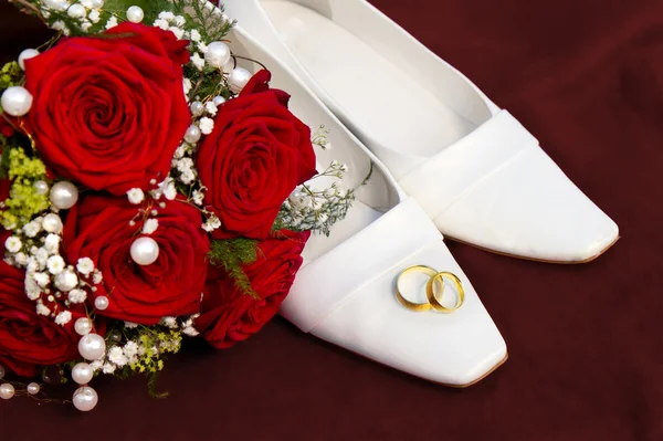 Weddin concept with rings flowers and shoes — Stock Photo, Image