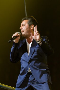 Thomas Anders şarkı söylüyor