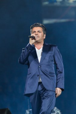 Thomas Anders şarkı söylüyor