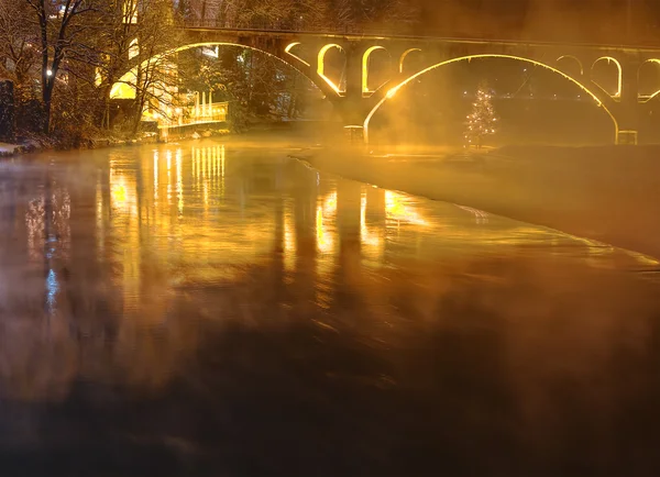 Ponte iluminada com nevoeiro — Fotografia de Stock