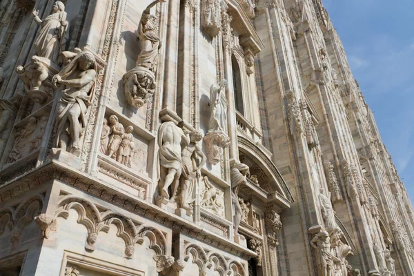 Detalles de la fachada de la catedral Milán — Foto de Stock