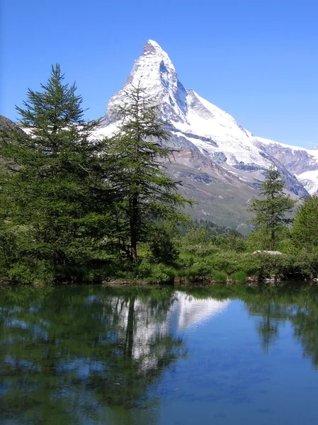 Góra matterhorn odbija się od jeziora — Zdjęcie stockowe