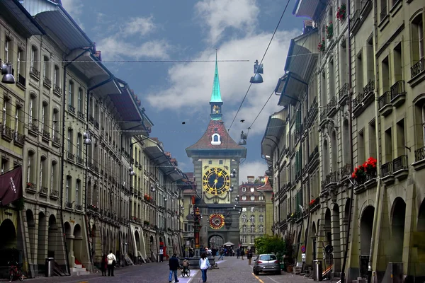 Hlavní ulice města Bern s věží s hodinami — Stock fotografie