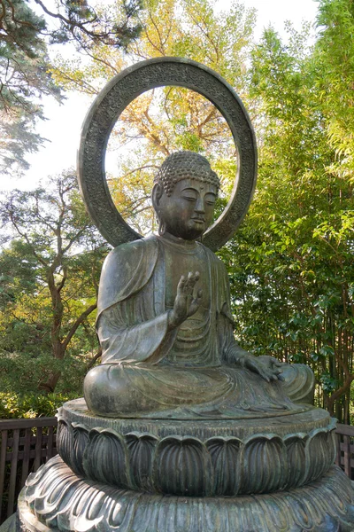 Boeddha standbeeld in park met bescherming gebaar — Stockfoto