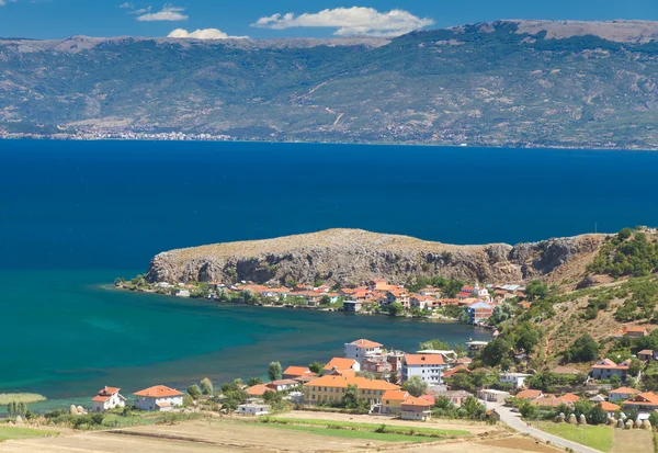 Ohridské jezero pobřeží s červenými střechami domů — Stock fotografie