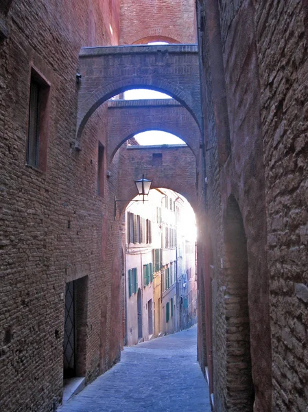 Caminho estreito em Sienna Itália — Fotografia de Stock