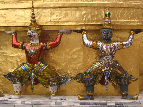 Les gourdiens traditionnels sur le palais du roi Bangkok — Photo