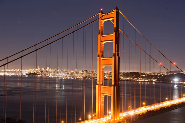 Beleuchteter Pylon der goldenen Torbrücke — Stockfoto