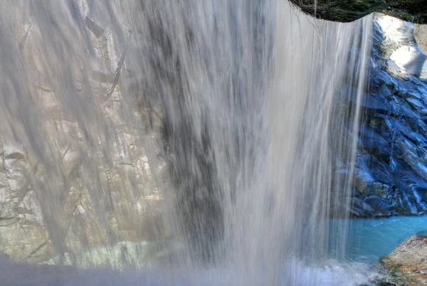 Bakom vattenfallet roffla canyon, Schweiz — Stockfoto
