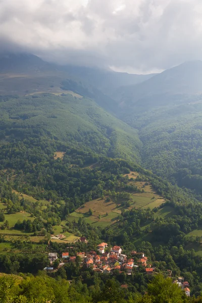 Aldeia de montanha coberta vermelha no Kosovo — Fotografia de Stock