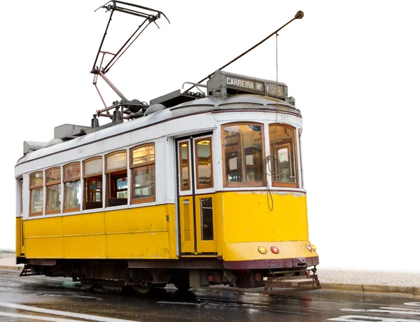 Lizbon üzerine beyaz izole klasik sarı tramvay — Stok fotoğraf