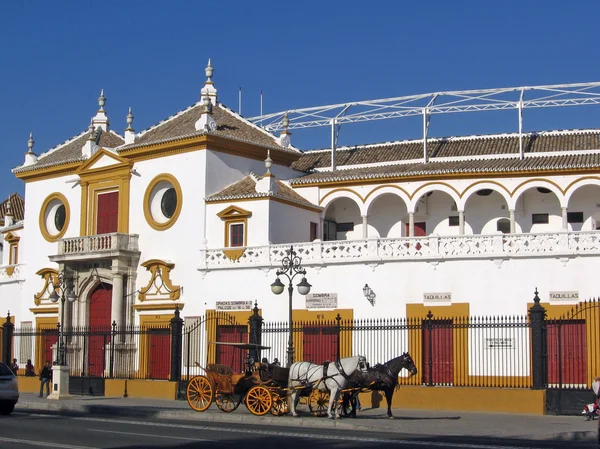 Paard en wagen tegenover Plaza de Toros — Stockfoto