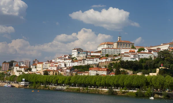 Городской магнит Coimbra летом — стоковое фото