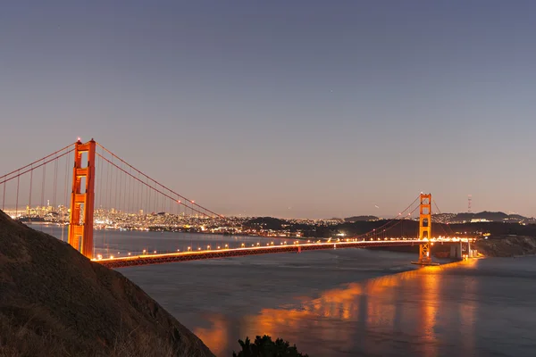 Golden Gate Bridge in der Dämmerung — Stockfoto