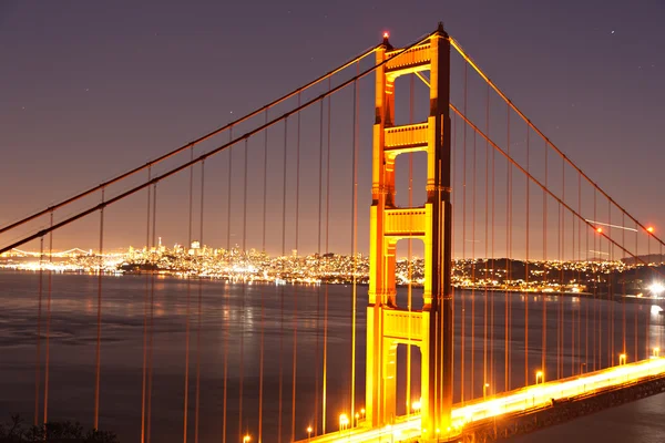 Beleuchteter Pylon der goldenen Torbrücke — Stockfoto