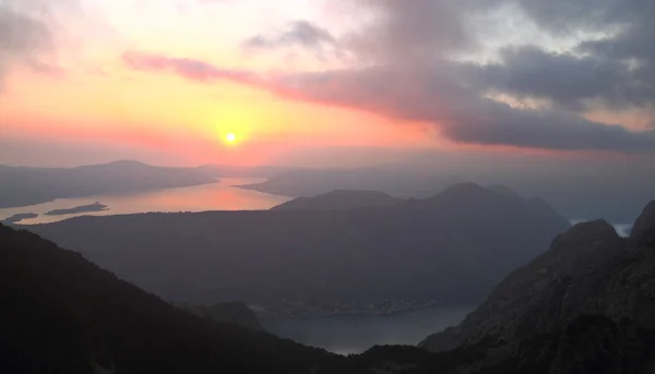 Zatoki Kotorskiej na zachodzie słońca, Czarnogóra — Zdjęcie stockowe