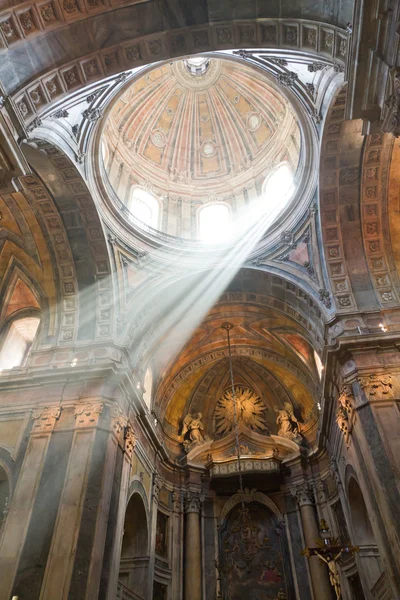 Интерьер церкви с лучом света — стоковое фото