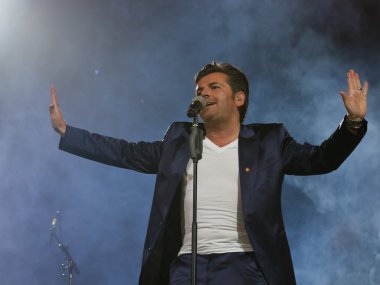 Thomas Anders şarkı söylüyor