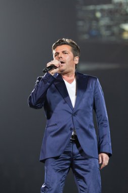 Thomas Anders şarkı söylüyor