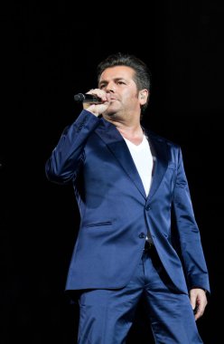 Thomas Anders şarkı söylüyor