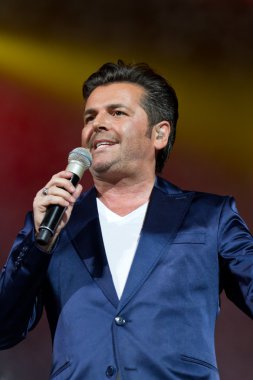 Thomas Anders şarkı söylüyor