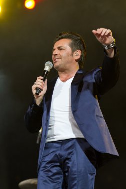 Thomas Anders şarkı söylüyor