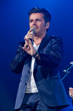 Thomas Anders şarkı söylüyor