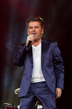 Thomas Anders şarkı söylüyor