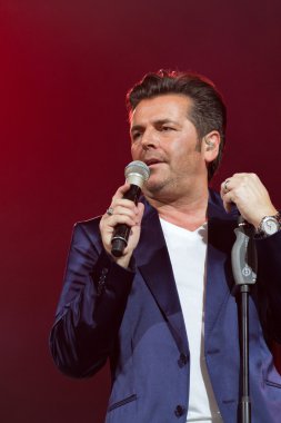 Thomas Anders şarkı söylüyor