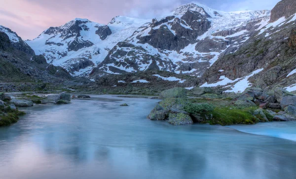 Gletscherbach bei Sonnenuntergang Schweiz — Stockfoto